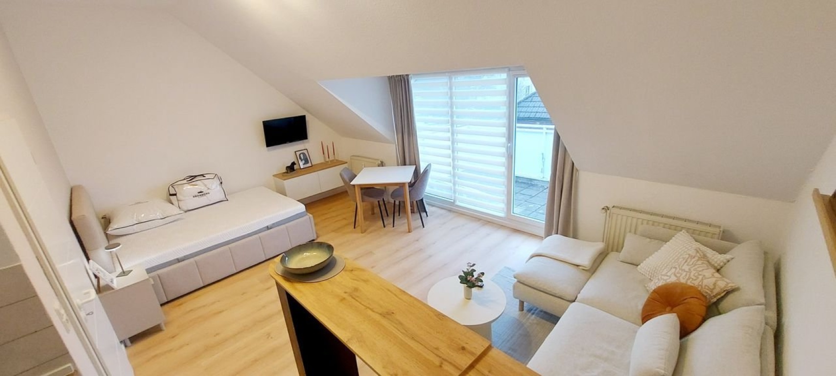 --Ab Januar 2027 verfügbar-- renovierte & voll möblierte 1-Zimmer-Wohnung mit Balkon in Oldenburg Bümmerstede