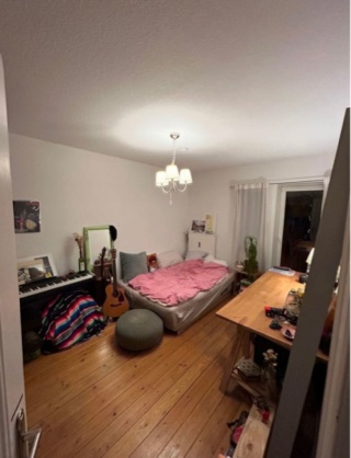 Ad image: Der Wohn- und Schlafbereich ist offen gestaltet und bietet vielfältige Möglichkeiten zur individuellen Einrichtung. Ob gemütliche Sofaecke, funktionaler Arbeitsplatz oder komfortabler Schlafbereich – hier lässt sich jeder Quadratmeter optimal nutzen.