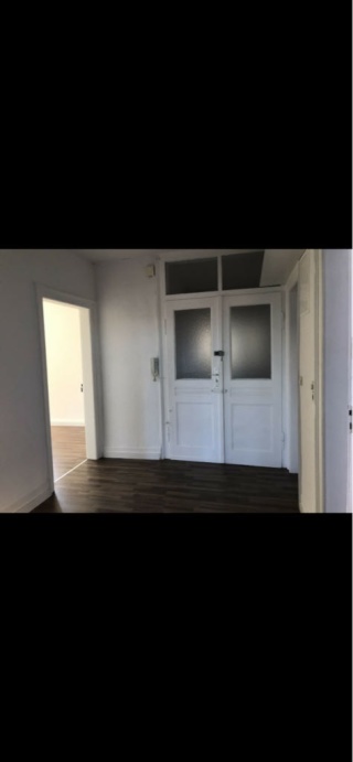 Diese charmante Altbauwohnung überzeugt durch ihre helle und freundliche Atmosphäre. Der großzügige Fensterbereich mit mittigem Dachfenster und seitlichen Fenstern sorgt für viel Tageslicht und ein angenehmes Wohngefühl.