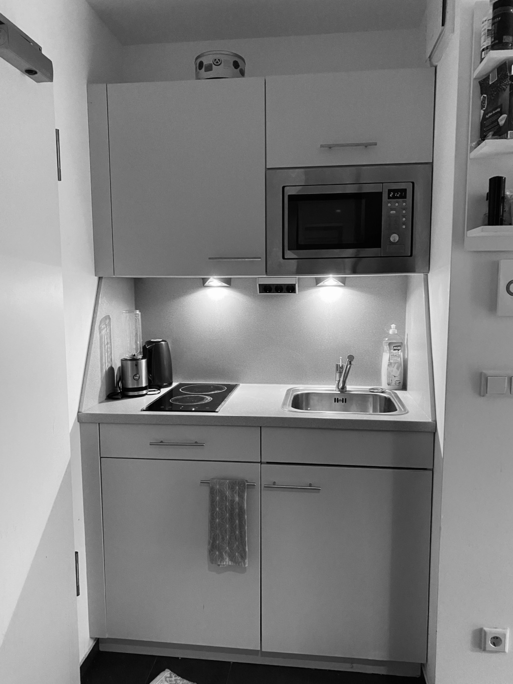Appartement, Zimmer , 1-Zimmerwohnung, ruhig, hell, mit Balkon, sehr zentral – Bernhard-Weiß-Straße, 10178 Berlin Mitte – Vorschaubild 4