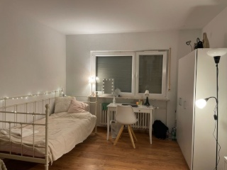 Großes, helles Zimmer mit Blick in die Weinberge