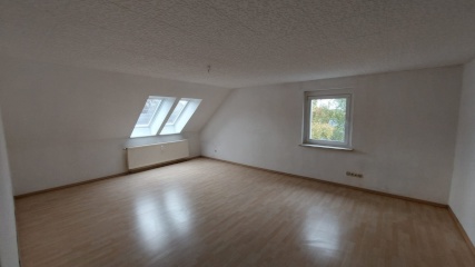 Anzeigenbild: 2-Zimmer Dachgeschosswohnung mit Einbauküche in Bahnhofs- und Waldnähe