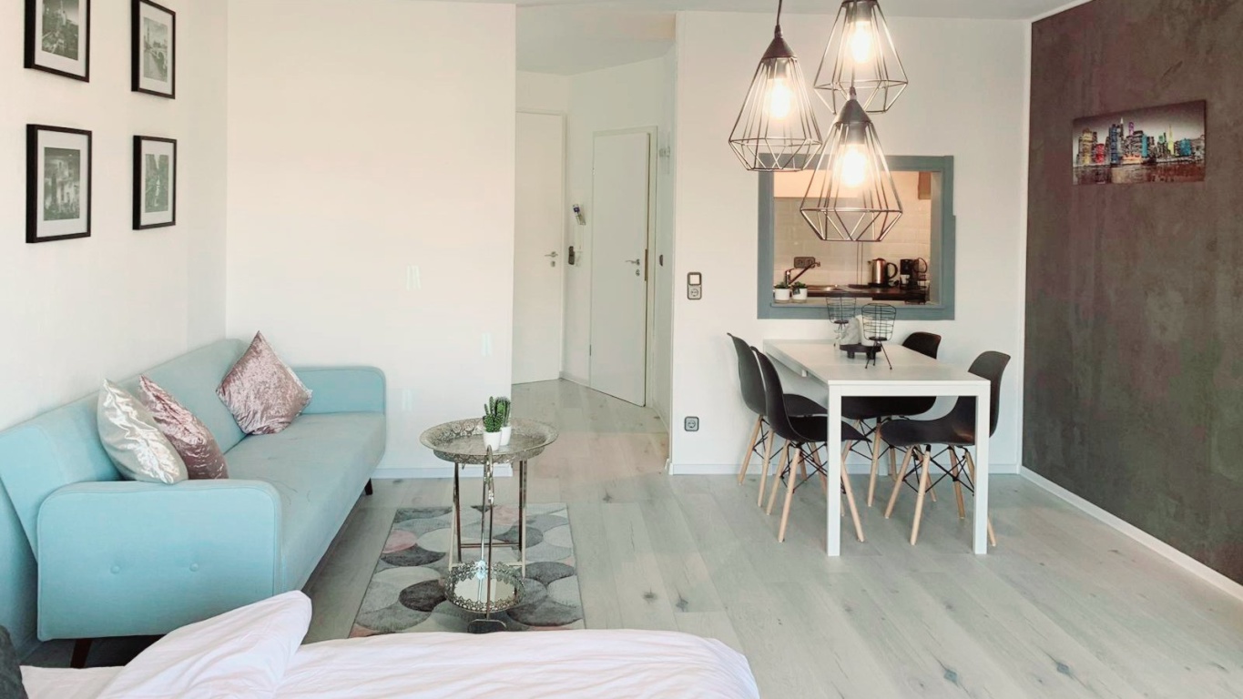 🏢 Skyline-Blick & Neckarwiese: Modernes Business-Studio für Professionals | Waschmaschine 🧺 + Parken 🚗 | All-Inclusive
