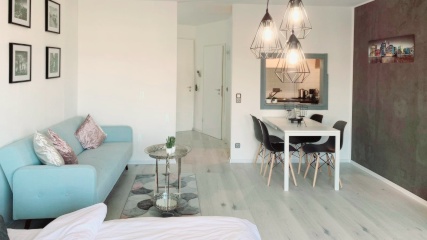 Ad image: 🏢 Skyline-Blick & Neckarwiese: Modernes Business-Studio für Professionals | Waschmaschine 🧺 + Parken 🚗 | All-Inclusive