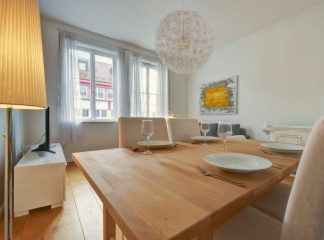 Anzeigenbild: Lichtdurchflutete 2-Zi Altbauwohnung mit Balkon im Stuttgarter Westen - frei ab September