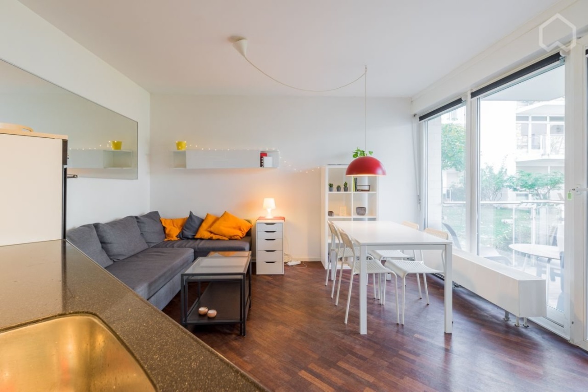 Moderne Wohnung mit Terrasse direkt an der Spree in Friedrichshain