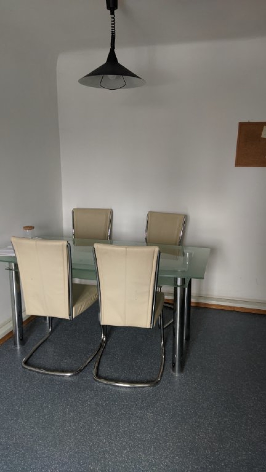 WG-Zimmer Jakomini Schönaugasse 111 - Esstisch in der Küche