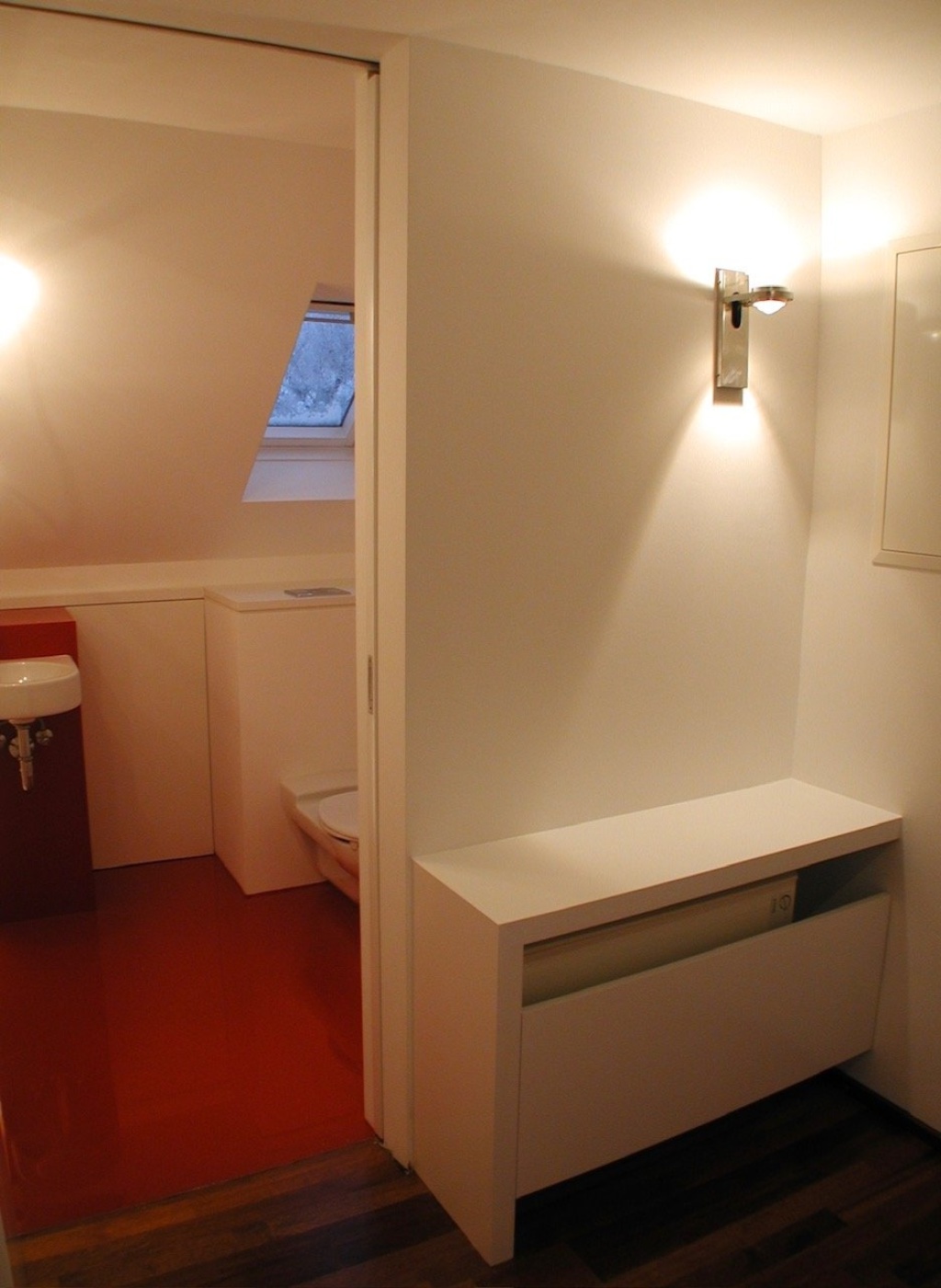 Flat Elberfeld Egenstrasse - Eingangsbereich mit Blick in Gäste-WC