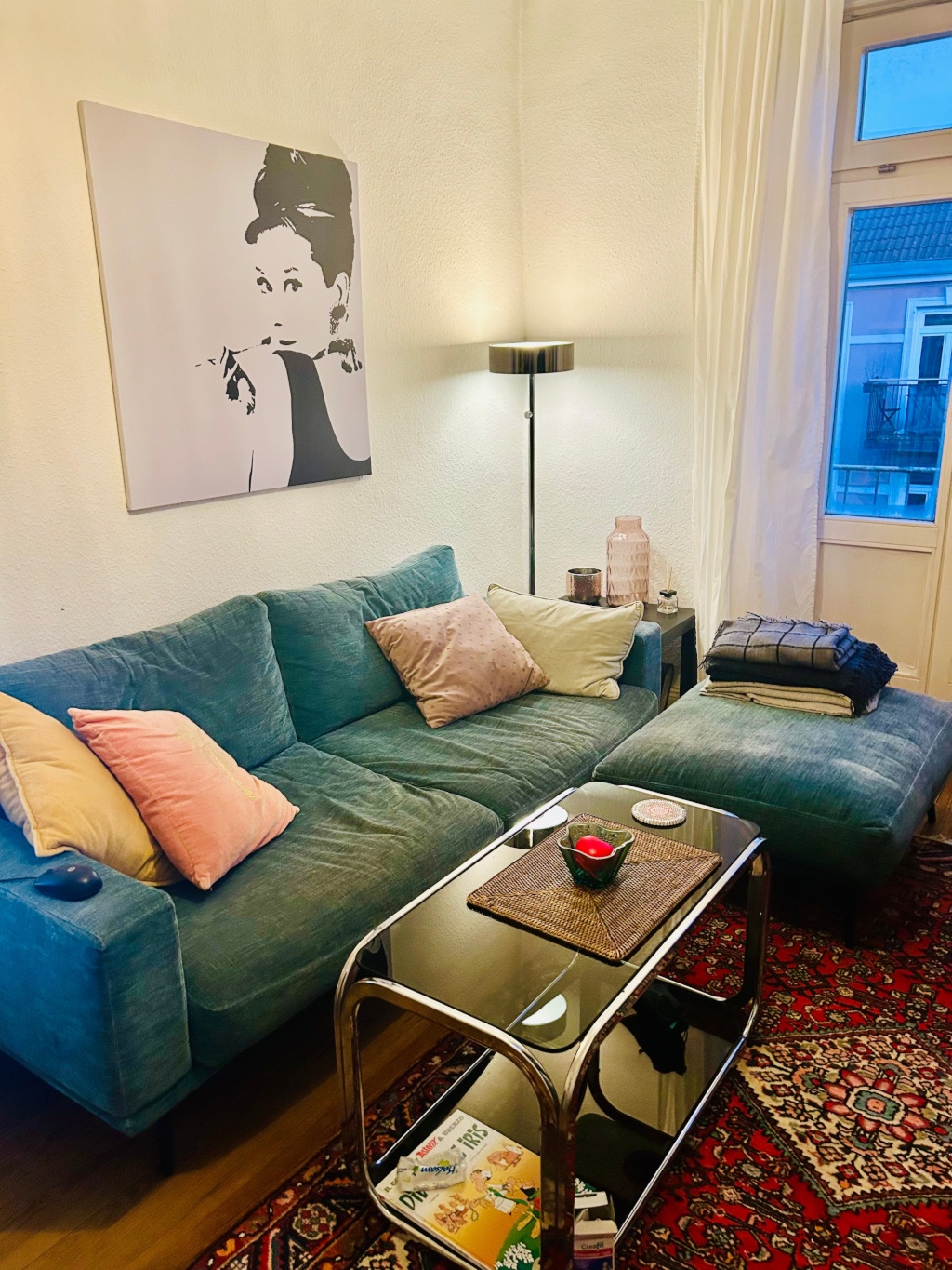 Über den Dächern von Eimsbüttel: möblierte 2 Zi Wohnung mit Südbalkon – Bright furnished 2-room apartment with balcony in Eimsbüttel