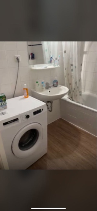 Ad image: Zimmer ab 1. März verfügbar, 3 Min. vom Hauptbahnhof. WG in einer 2-Zimmer-Wohnung mit ruhigem indischen Mädchen (oft nicht da). Nur für Mädchen. 2 Min. zur Straßenbahn. 300 € inkl. Heizung, möbliert, Waschmaschine.