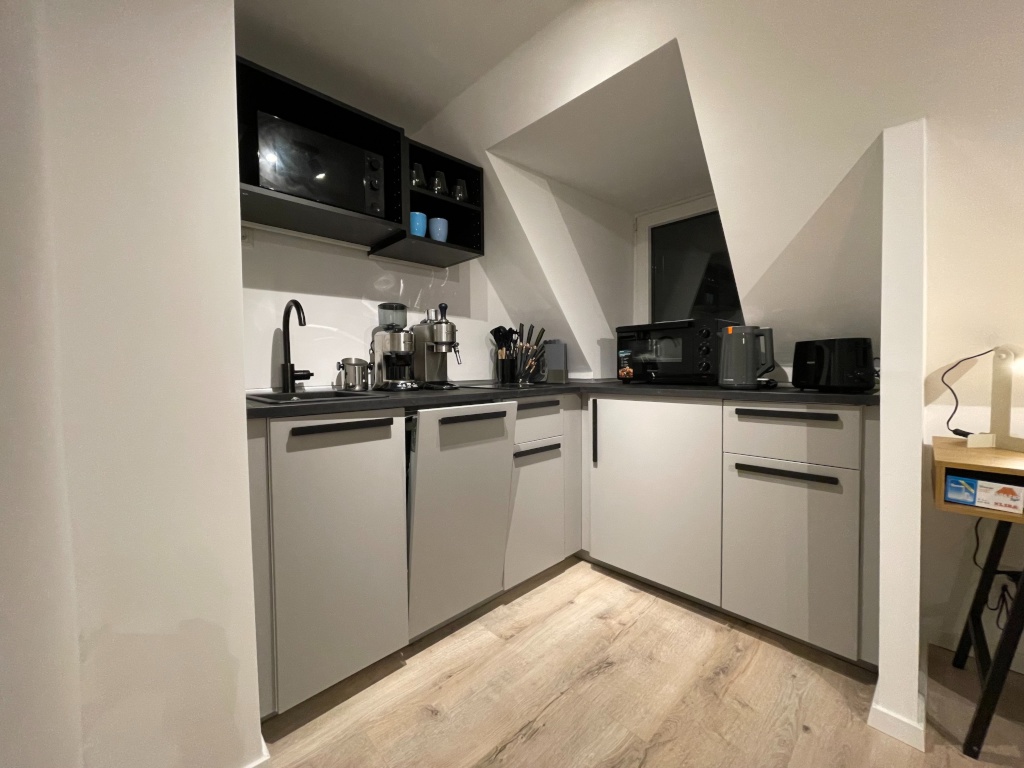 Erstbezug nach Luxus-Sanierung – Design trifft Komfort I Möbliertes Studio Apartment I Neue Einbauküche – Flensburger Straße 12, 24106 Kiel Wik – Vorschaubild 10