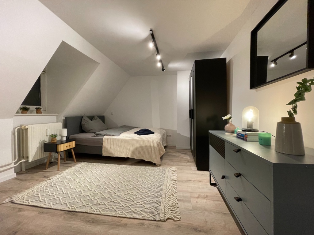 Erstbezug nach Luxus-Sanierung – Design trifft Komfort I Möbliertes Studio Apartment I Neue Einbauküche – Flensburger Straße 12, 24106 Kiel Wik – Vorschaubild 2