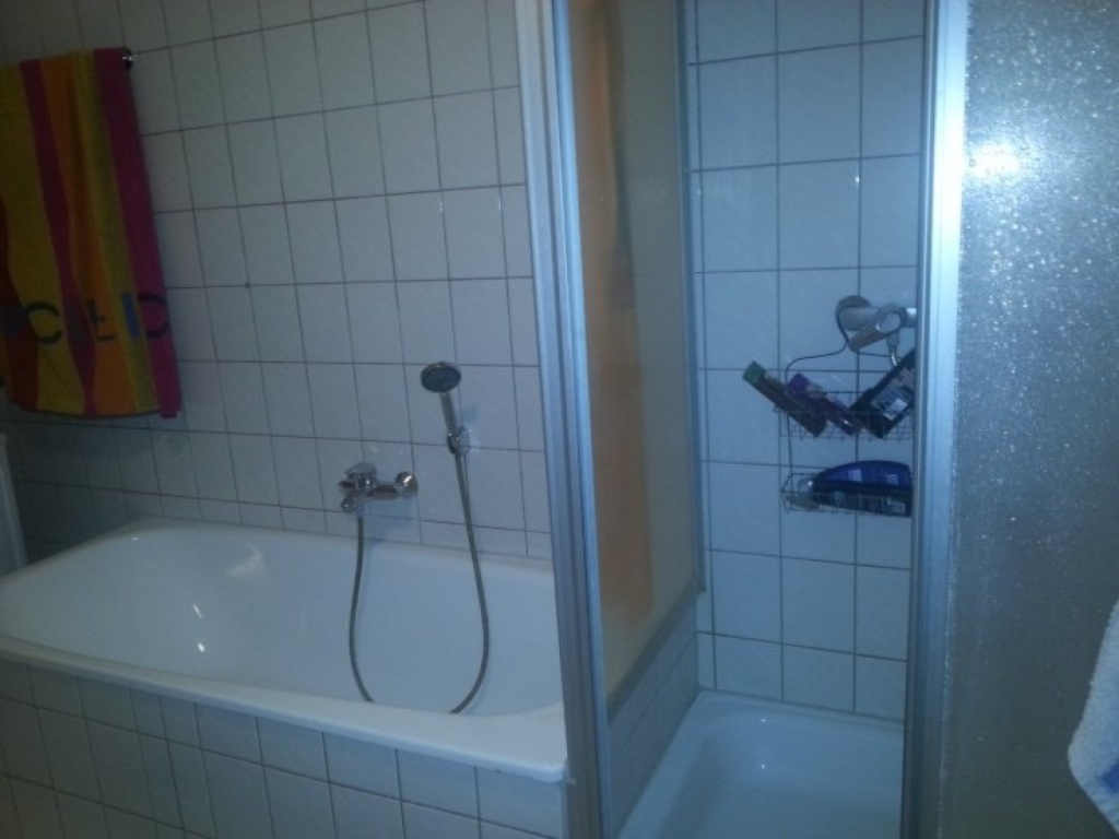 WG-Zimmer Rheinau Karlsruher Straße - Duschkabine und Badewanne