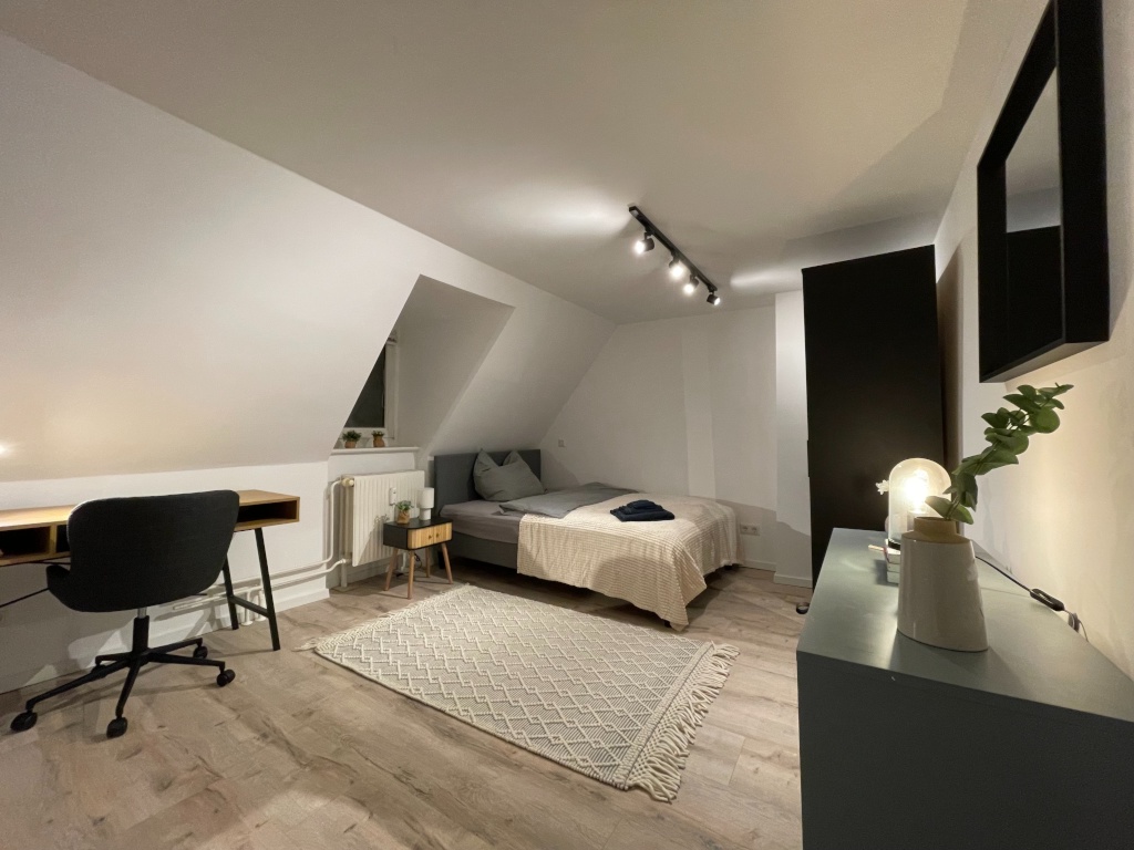 Erstbezug nach Luxus-Sanierung – Design trifft Komfort I Möbliertes Studio Apartment I Neue Einbauküche