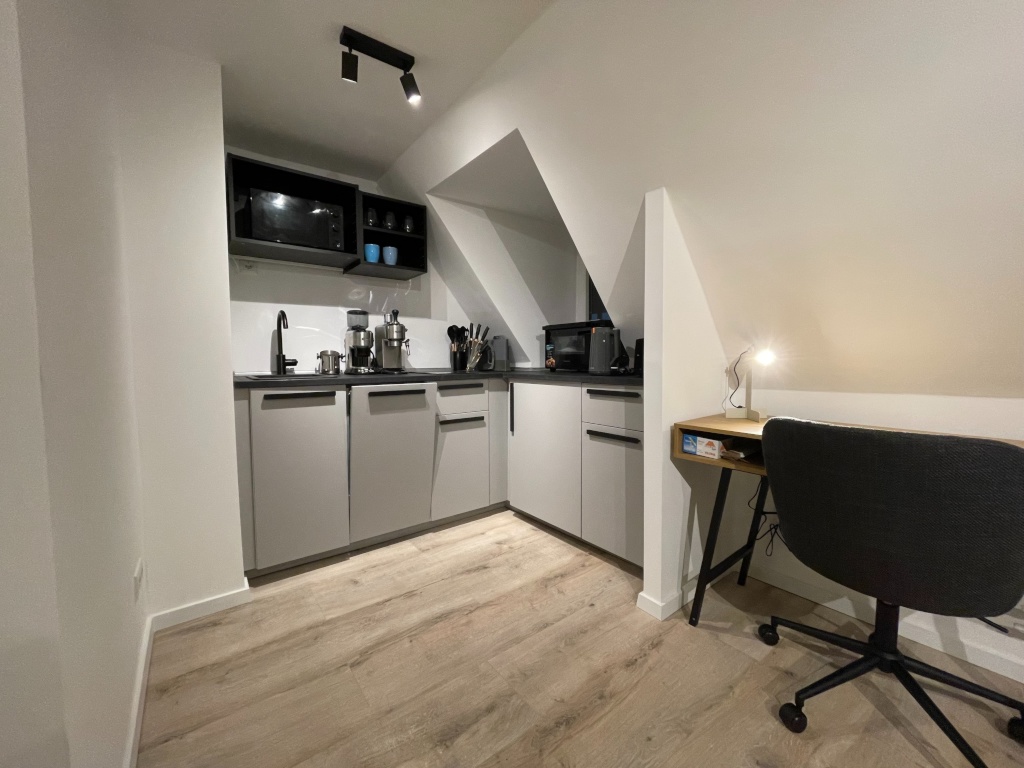 Erstbezug nach Luxus-Sanierung – Design trifft Komfort I Möbliertes Studio Apartment I Neue Einbauküche – Flensburger Straße 12, 24106 Kiel Wik – Vorschaubild 9