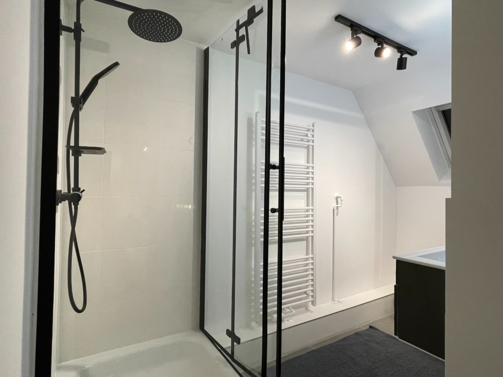 Erstbezug nach Luxus-Sanierung – Design trifft Komfort I Möbliertes Studio Apartment I Neue Einbauküche – Flensburger Straße 12, 24106 Kiel Wik – Vorschaubild 17