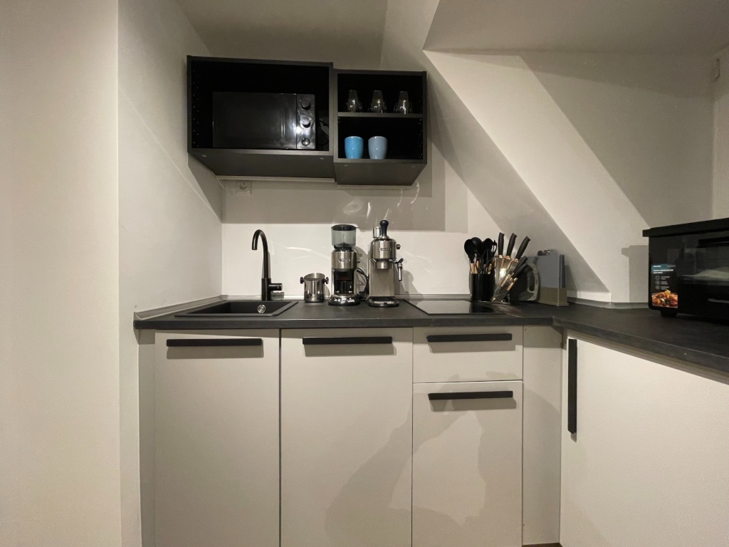 Erstbezug nach Luxus-Sanierung – Design trifft Komfort I Möbliertes Studio Apartment I Neue Einbauküche – Flensburger Straße 12, 24106 Kiel Wik – Vorschaubild 12