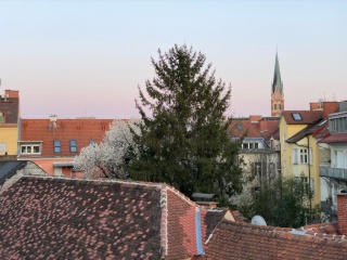 Anzeigenbild: Altbautraum mit Blick auf die Herz Jesu Kirche – mit Balkon & Wohnzimmer