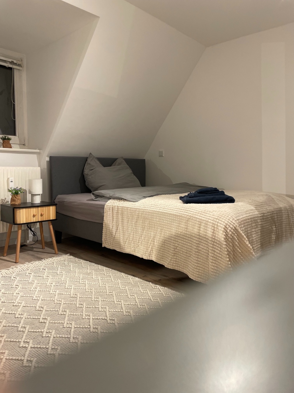 Erstbezug nach Luxus-Sanierung – Design trifft Komfort I Möbliertes Studio Apartment I Neue Einbauküche – Flensburger Straße 12, 24106 Kiel Wik – Vorschaubild 3