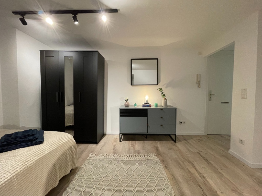 Erstbezug nach Luxus-Sanierung – Design trifft Komfort I Möbliertes Studio Apartment I Neue Einbauküche – Flensburger Straße 12, 24106 Kiel Wik – Vorschaubild 5