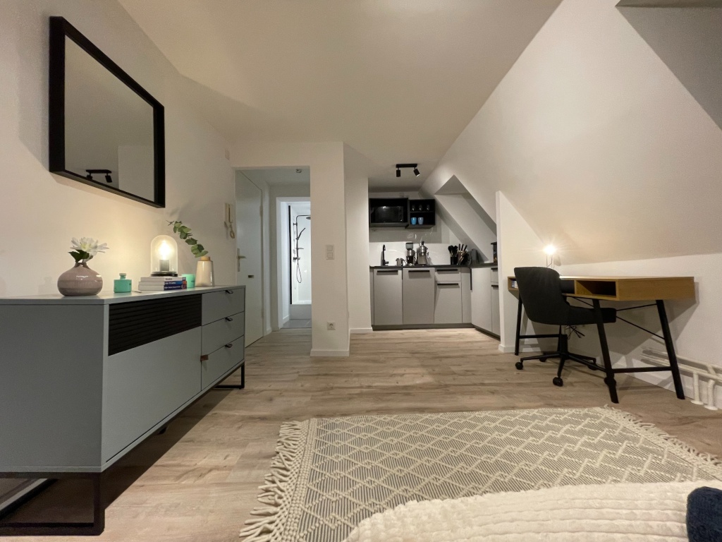 Erstbezug nach Luxus-Sanierung – Design trifft Komfort I Möbliertes Studio Apartment I Neue Einbauküche – Flensburger Straße 12, 24106 Kiel Wik – Vorschaubild 7