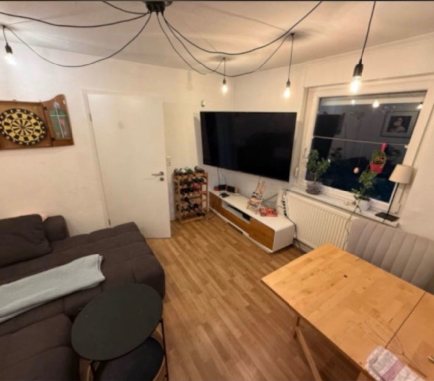 Flatshare Mitte Hohenheimer Straße - Wohnzimmer mit Riesenglotze