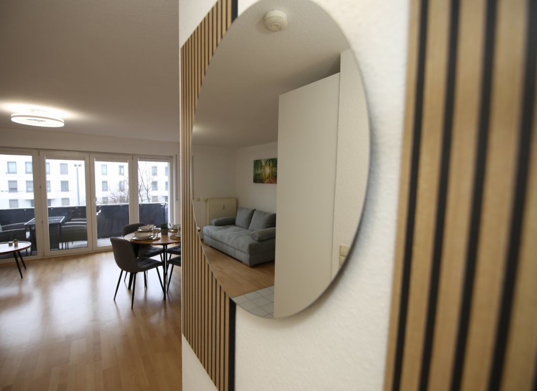 Langzeitmiete – Hochwertig möblierte 2-Zimmer-Wohnung mit Balkon & Garage in Karlsruhe-Oberreut – Wilhelm-Leuschner-Straße 47, 76189 Karlsruhe Oberreut – Vorschaubild 2
