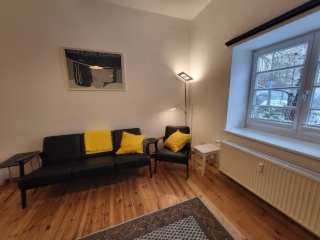 Charming 2.5-room ground-floor apartment in a stylish Bauhaus complex in Pankow – with access to a private shared garden // Charmante 2,5-Zimmer-Wohnung im Erdgeschoss einer stilvollen Bauhaus-Anlage in Pankow – mit Zugang zum privaten Gemeinschaftsgarten