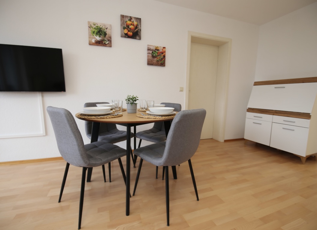 Langzeitmiete – Hochwertig möblierte 2-Zimmer-Wohnung mit Balkon & Garage in Karlsruhe-Oberreut – Wilhelm-Leuschner-Straße 47, 76189 Karlsruhe Oberreut – Vorschaubild 3