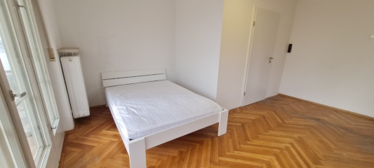 Anzeigenbild: Helles, großzügiges WG-Zimmer zur Zwischenmiete in zentraler Lage