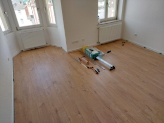 Anzeigenbild: 2 Zimmer K,D,Bad, kleiner Balkon (52m2) u. separates Zimmer (18m2) im Anbau mit Dachterrasse, nähe Rathaus