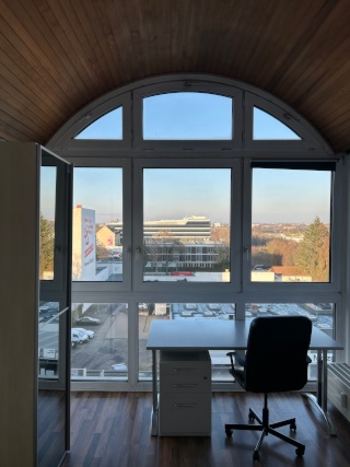 Helle Dachgeschosswohnung mit Panoramafenstern – möbliert auf Zeit