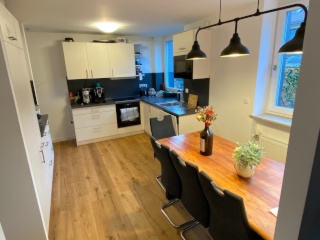 Anzeigenbild: 3  wunderschöne WG Zimmer in 6er-WG zu in hochwertig renoviertem Haus mit Garten zu vermieten, ruhig + hell, neue Einbauküche, frei ab 01.03. / 01.04.2026