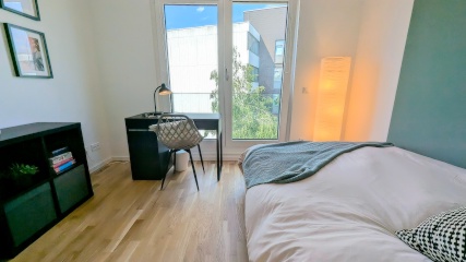 Anzeigenbild: Hof 3*R5**  5erWG  *Traumhafte, helle Maisonette-Wohnung mit Balkon! Voll Möbliert! MODERN Und STYLISCH! 2 Badezimmer / 2 bathrooms, balcony/ Fully furnished room!