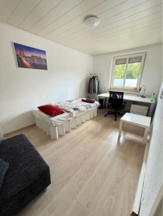 Anzeigenbild: [VERFÜGBAR!] Luxus Bad und Küche. Ruhiges Zimmer in freundlicher 2 WG nahe Bf 4 Stationen von Stuttgart. Bett, Schreibtisch, Kleiderschrank - vollmöbliert. Spülmaschine, Trockner, Balkon, Keller – Alle willkommen! Frauen freundlich. Schreibe gleich an!