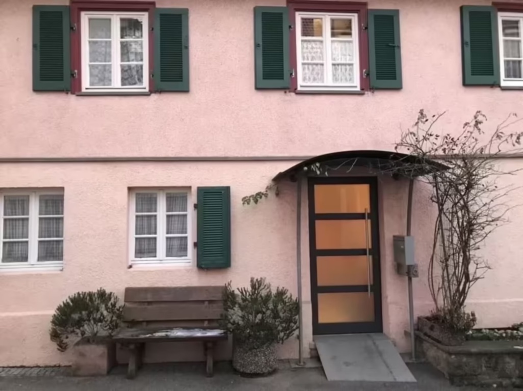 WG-Zimmer zentrale Innenstadt Wettestraße - Hauseingang mit Sitzbank