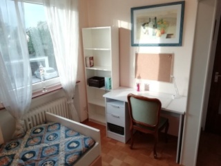 Anzeigenbild: Möbliertes Zimmer mit eigenen Balkon- Frauen-WG (only women)10 Min bis zur GIZ und 10 Min bis Eschborn-Süd