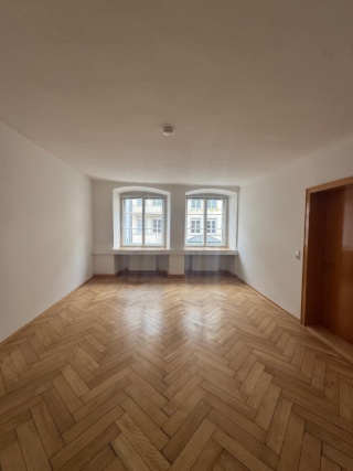 Imagen del anuncio: Kurzzeitmiete - Großzügiges Zimmer (24,4 m2) in renovierter Altbauwohnung – Feldkirch Zentrum