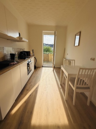 Anzeigenbild: Hochwertig sanierte 2-Zimmer-Wohnung (teil/möbliert) mit großem Sonnenbalkon in Leipzig-Holzhausen