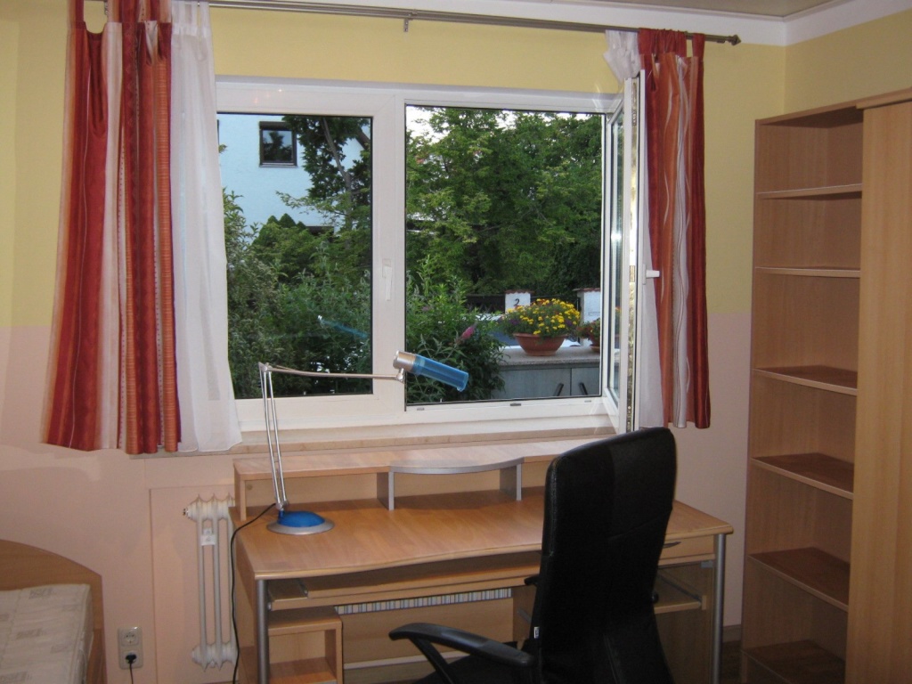 WG-Zimmer Milbertshofen-Am Hart Wolfoltstr. - Blick in den ruhigen Vorgarten