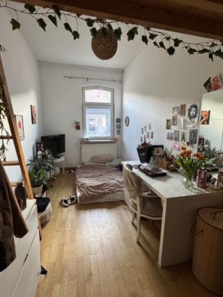 Helles 12 qm Zimmer (zentrale Lage!)