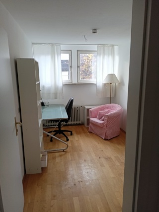 Ein Zimmer in einer 2 WG zentral gelegen zu vermieten