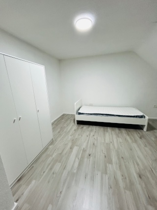 Anzeigenbild: Helles, renoviertes & möbliertes WG-Zimmer in Top-Lage am Bahnhof Zuffenhausen