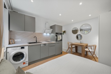 Anzeigenbild: ZENTRALE, traumhafte, kleine 2-Zimmer Wohnung - neu saniert und möbliert