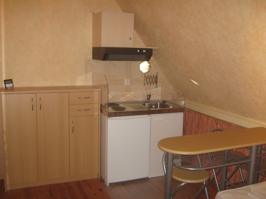 Habitación en WG Milbertshofen-Am Hart Wolfoltstr. - Kommode mit 3 Türen, Miniküche mit Herd/Kühlschrank/Spüle/Dunstabzug, Rasierspiegel, Abfalleimer, Oberschrank (mit Kaffee-/Eßgeschirr, Besteck, Trinkgläsern)