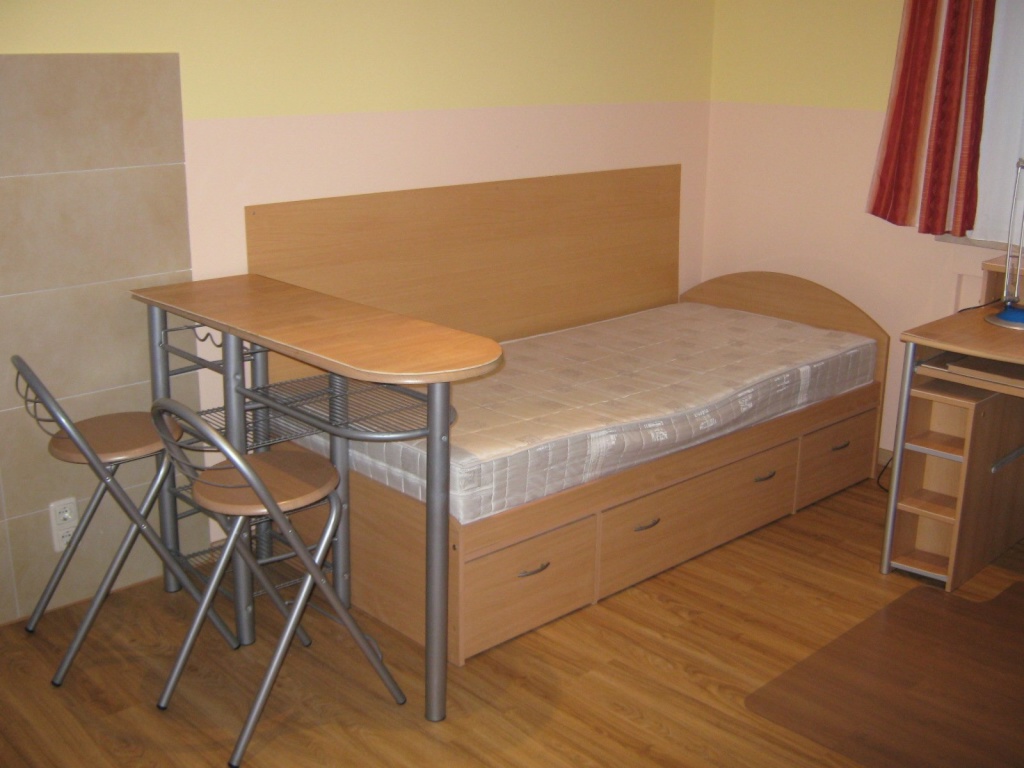 WG-Zimmer Milbertshofen-Am Hart Wolfoltstr. - Esstheke mit 2 Stühlen, Bett mit 3 Schubladen, Lattenrost/Matratze (Stiftung Warentest: gut), 2 Bettdecken + 2 Matratzenschoner, 1 Kopfkissen, Bettvorleger