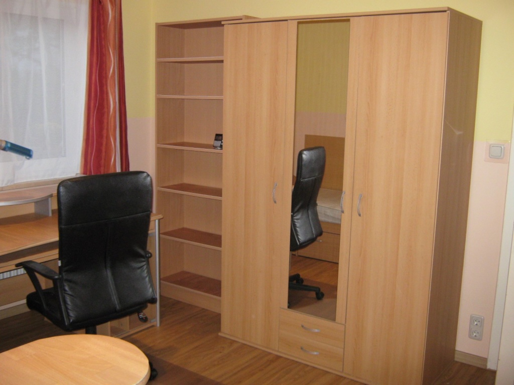 WG-Zimmer Milbertshofen-Am Hart Wolfoltstr. - Bücherregal (Aktenordner-Tiefe) mit 5 Einlegeböden, Kleiderschrank mit Spiegel, Kleiderstange, 5 Einlegeböden und 2 Schubladen