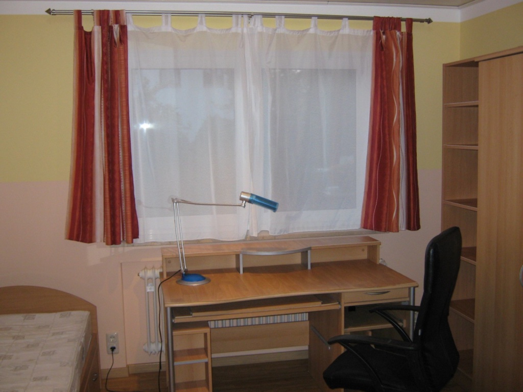 WG-Zimmer Milbertshofen-Am Hart Wolfoltstr. - PC-Schreibtisch mit Schublade, Monitoraufsatz, Auszüge für Tastatur/Drucker/Scanner, Fächer für PC, etc., Bürostuhl, Halogenlampe, Papierkorb, Schreibunterlage