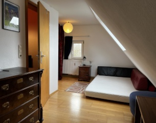 Ad image: Dachzimmer, groß, hell, im Einfamilienhaus, eigenes Bad/WC/Dusche, große Gemeinschaftsräume, Balkon, große Dachterasse, Garten, sehr ruhig