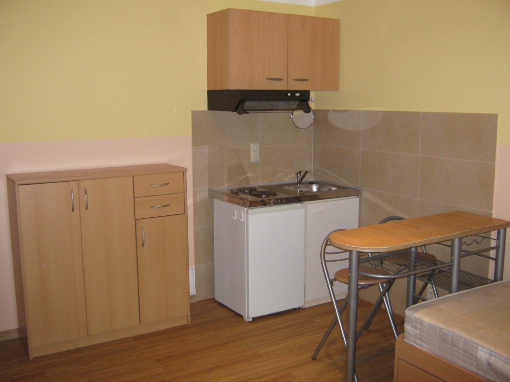 WG-Zimmer Milbertshofen-Am Hart Wolfoltstr. - Kommode mit 3 Türen, Miniküche mit Herd/Kühlschrank/Spüle/Dunstabzug, Rasierspiegel, Abfalleimer, Oberschrank (mit Kaffee-/Eßgeschirr, Besteck, Trinkgläsern)